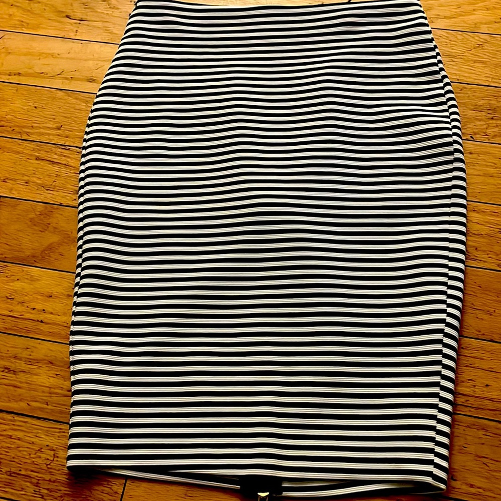Black and white striped pencil skirt by Guess